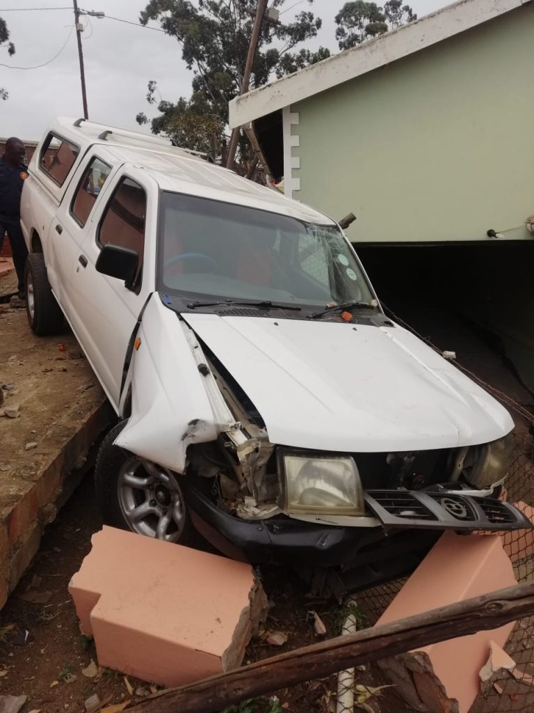 Bakkie crashes into wall leaving 13 children injured | The Citizen