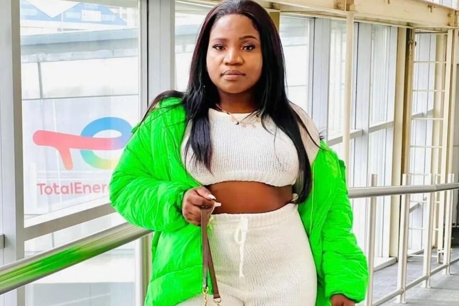 Makhadzi sleeps next to her 18 plaques - fans react