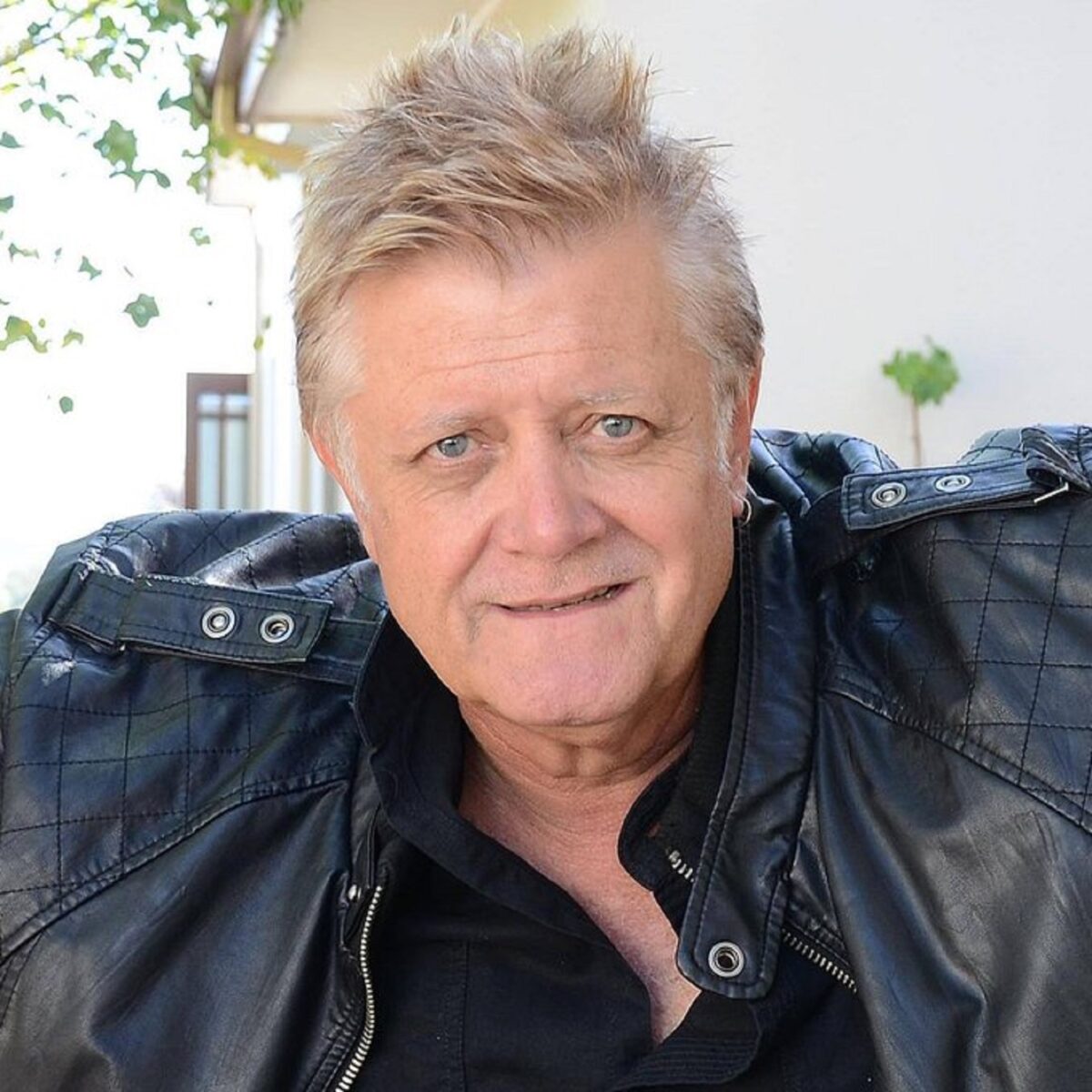 Singer Dennis East dead at 73