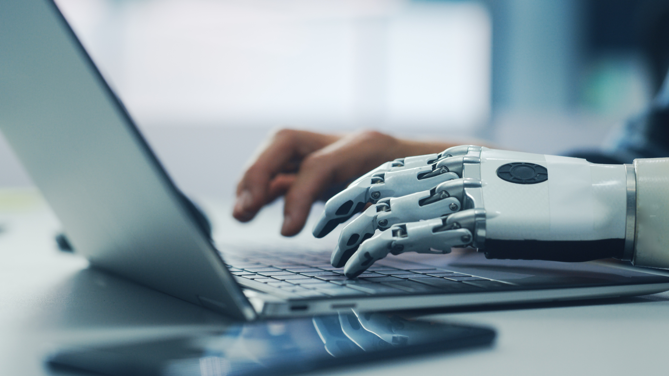 روبوت «ChatGPT» تجاوز اختبار الماجستير وحصل على 10 مليارات تمويل