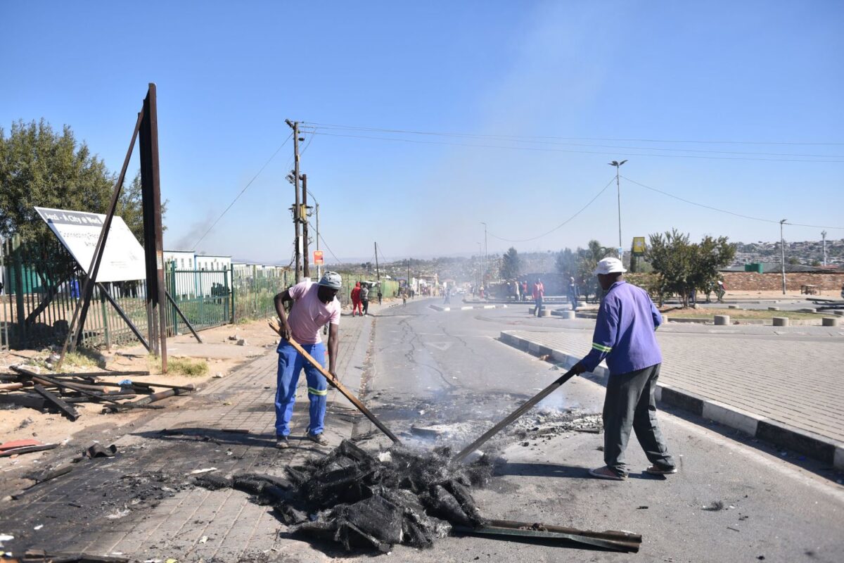 Watch Diepsloot residents burn stalls to try force Ramaphosa to listen