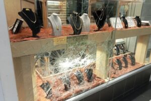 robbers jewellery store jewel heist chatsworth