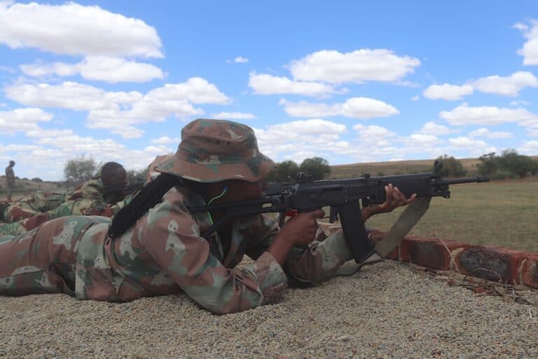 Sandf R4 Rifel SANDF competes with international soldiers in Military Skills ...