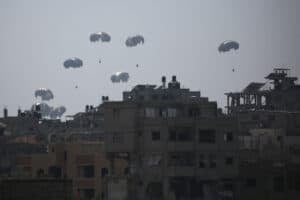Food arrives in Gaza after Israel pauses some fighting