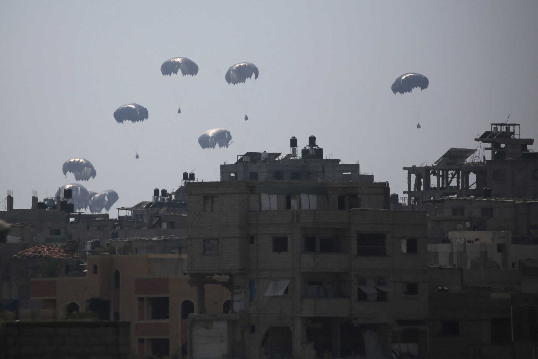 Food arrives in Gaza after Israel pauses some fighting