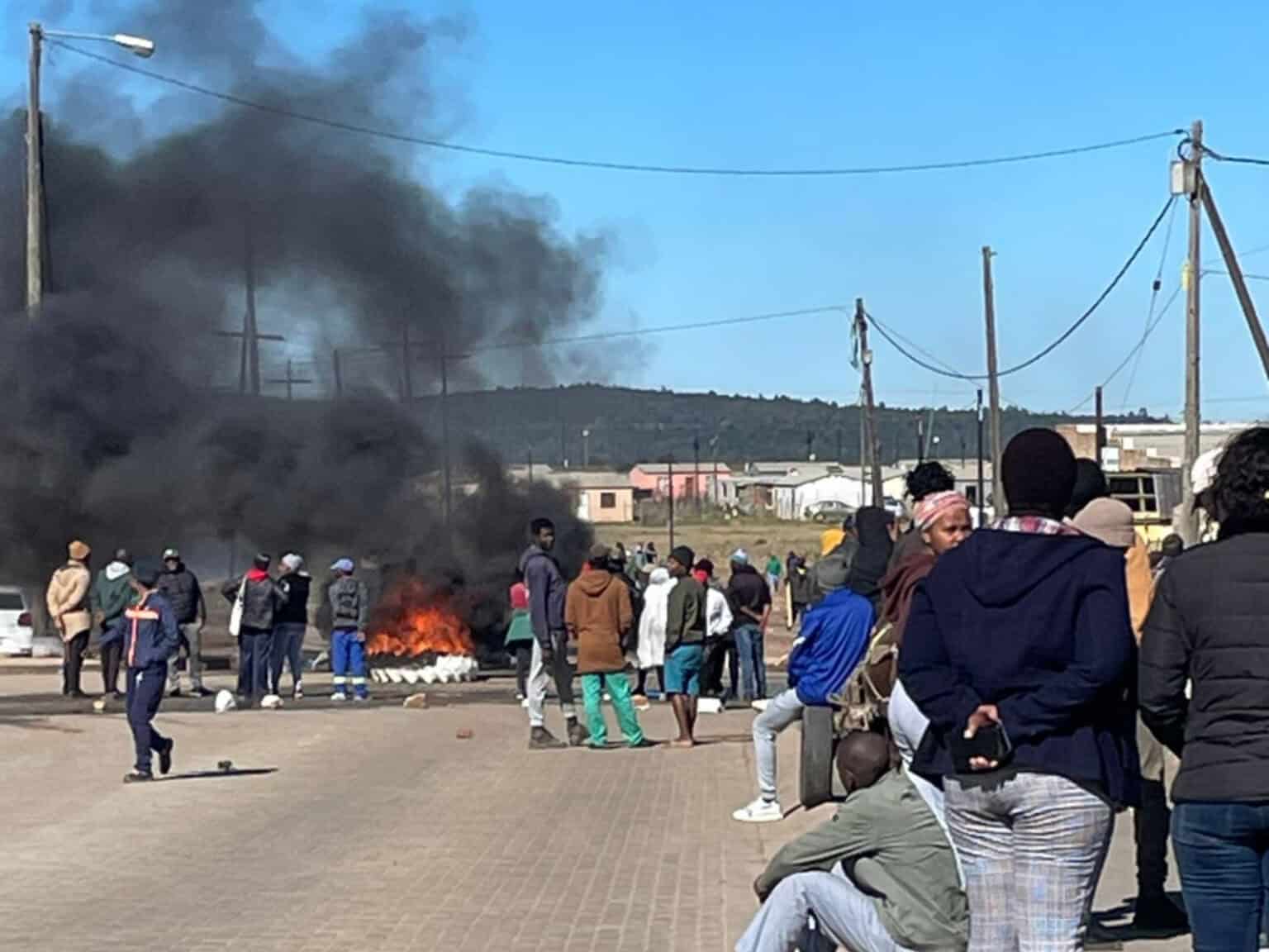Land invaders erecting shacks dispersed with rubber bullets and stun