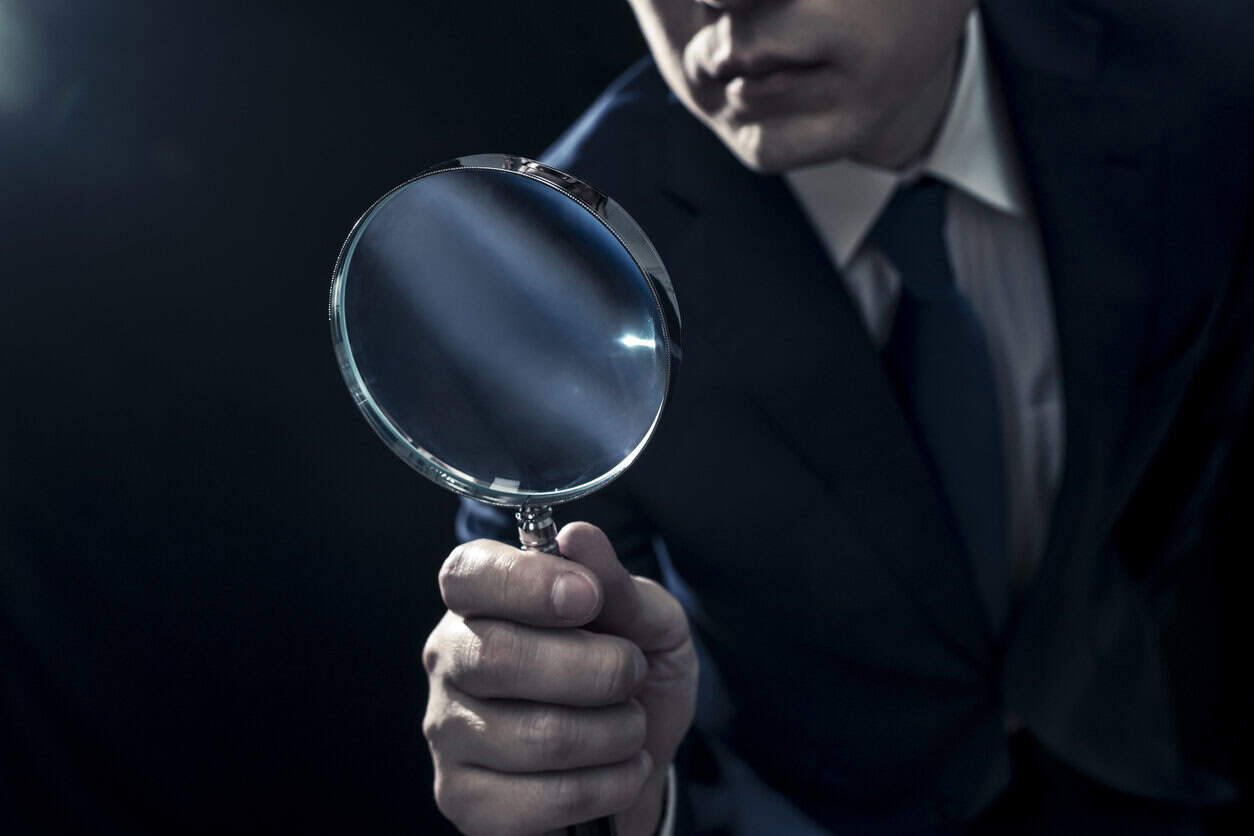 Private investigator unpacks politics with coffee, clowns and conspiracies