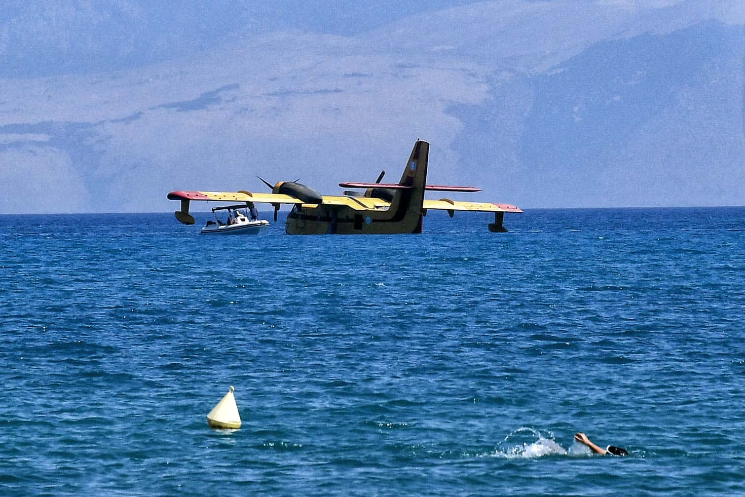 Emergency sea landing of firefighting aircraft in Corinth