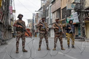 Militants kill 9, wound 6 Pakistani soldiers
