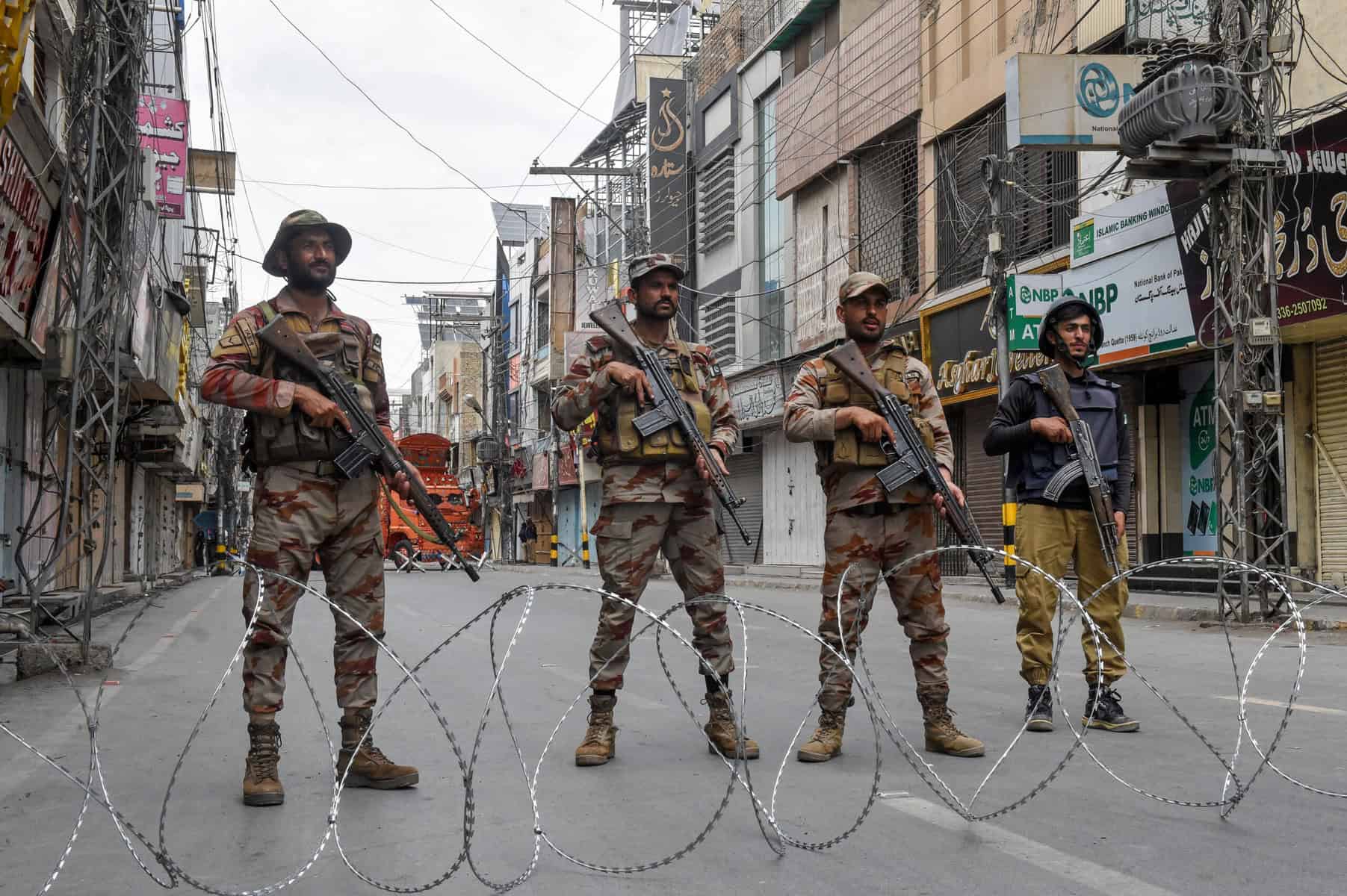 Militants kill 9, wound 6 Pakistani soldiers
