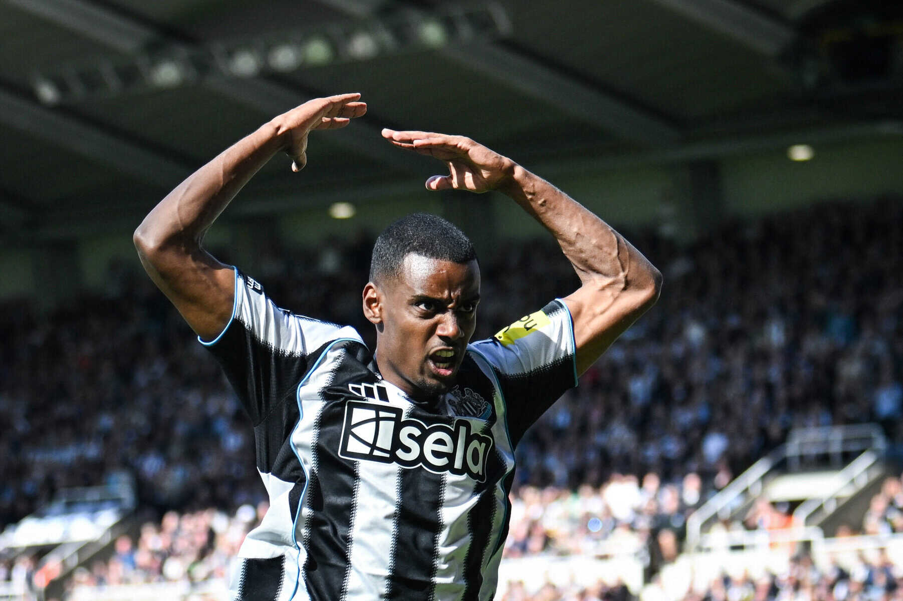 Newcastle host Liverpool amid Isak stand-off, Spurs test new-look Man City