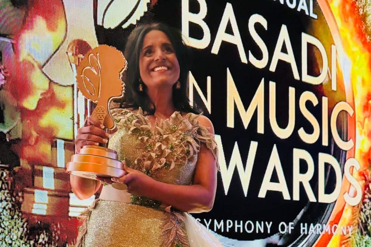Tholsi Pillay with her Basadi In Music award