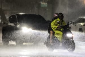 Typhoon Podul pummels Taiwan