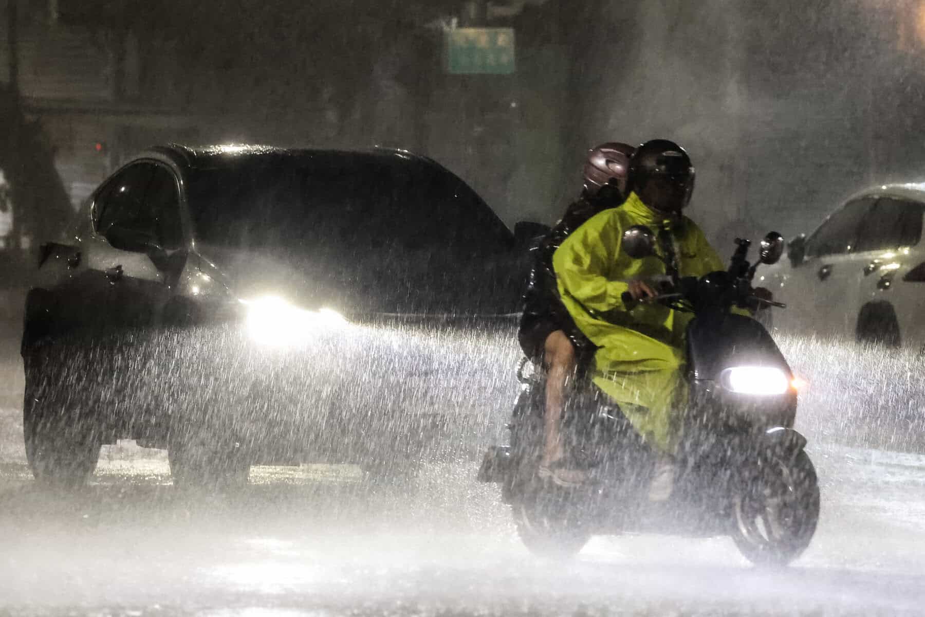 Typhoon Podul pummels Taiwan