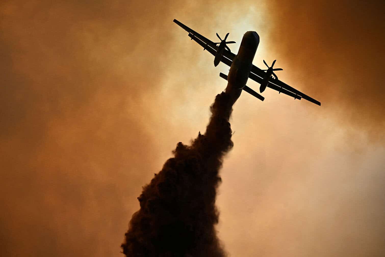 French civil security droping fire retardant