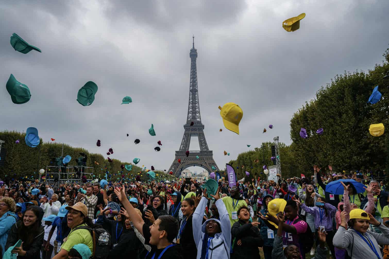 Children coming from all over France and abroad throw their cap