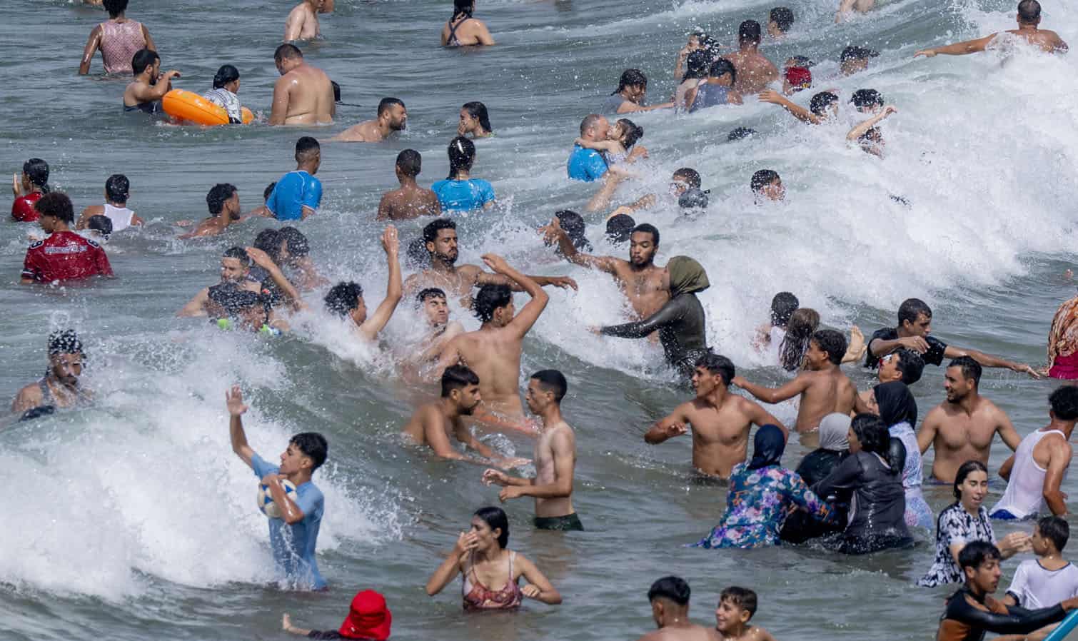 People crowd Rabat beach amid warning of extrreme heat and thunderstorms