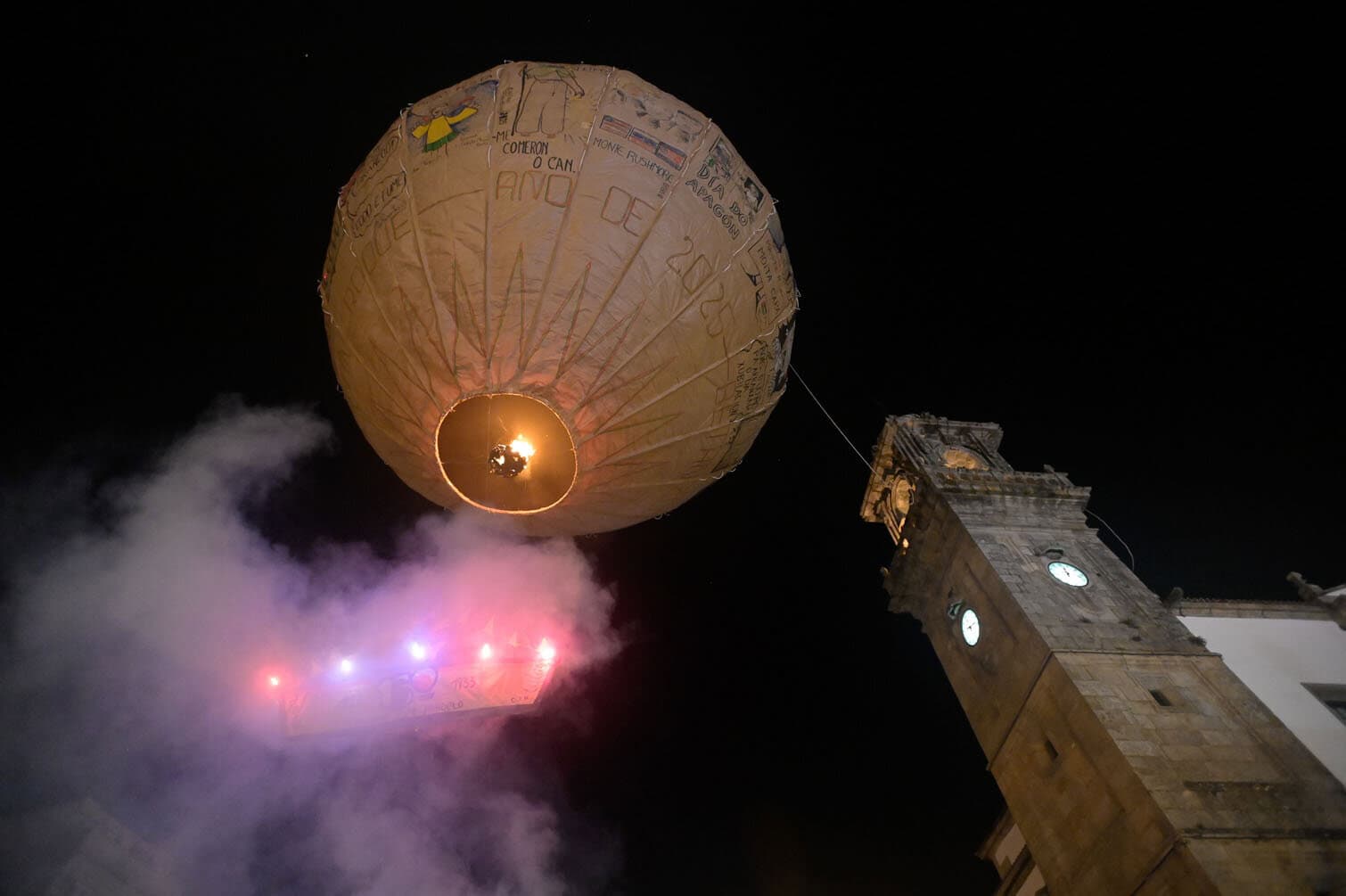 World's largest paper balloon flies at 150 years in Betanzos