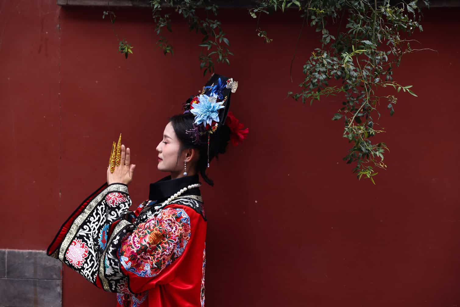 Tourists wear traditional attire in Beijing