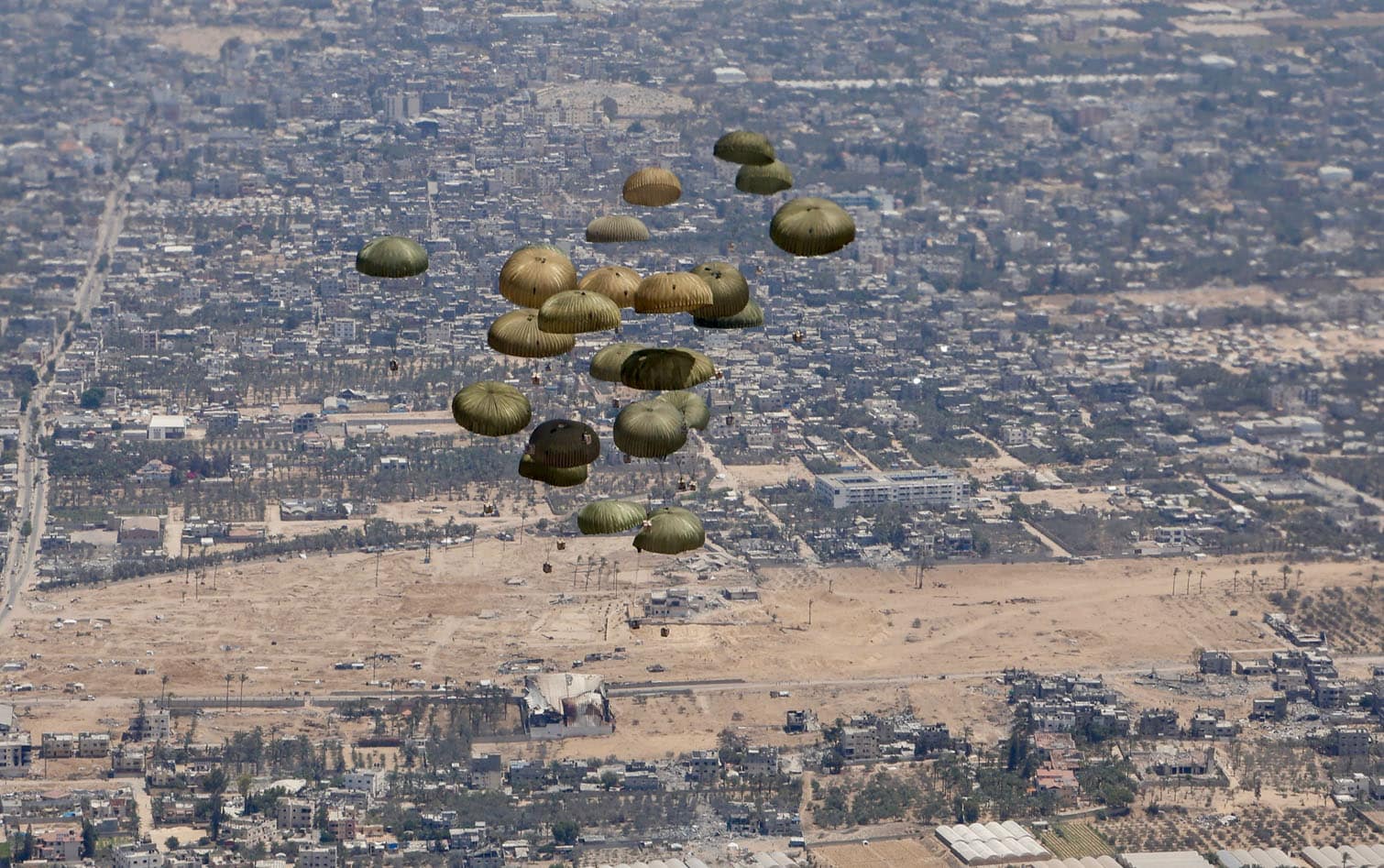 the release of humanitarian aid from a Spanish Air Force Airbus A400M Atlas airplane