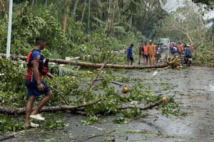 400 000 evacuated, 3 dead as fresh storm batters Philippines