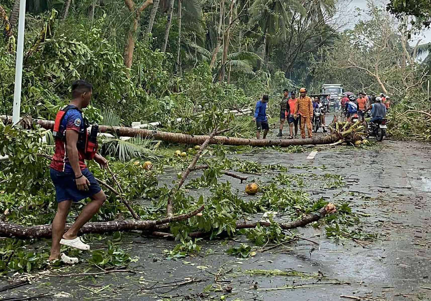 400 000 evacuated, 3 dead as fresh storm batters Philippines