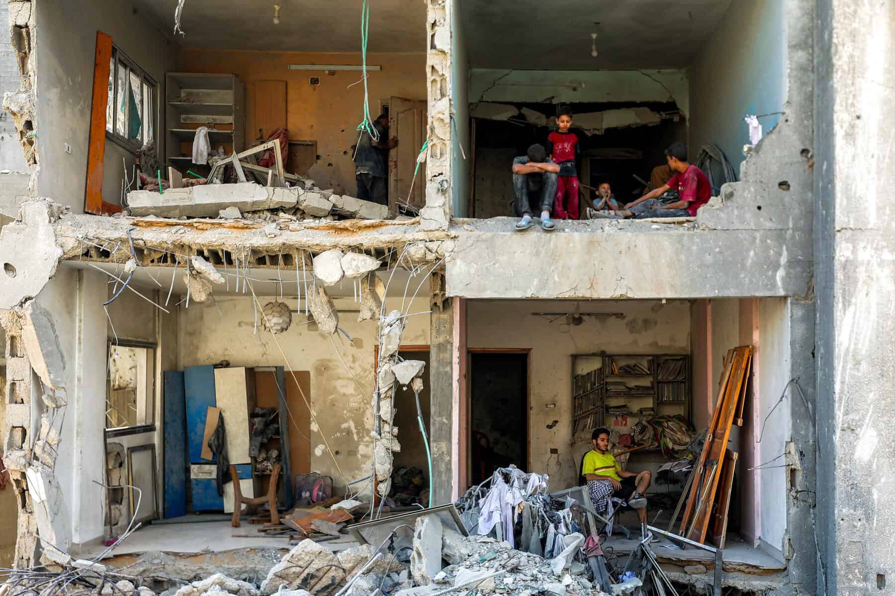 Palestinians flee Gaza City as Isreali tanks, jets bombard urban hub