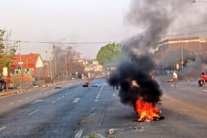 Police close Ontdekkers Road due to protests West Rand