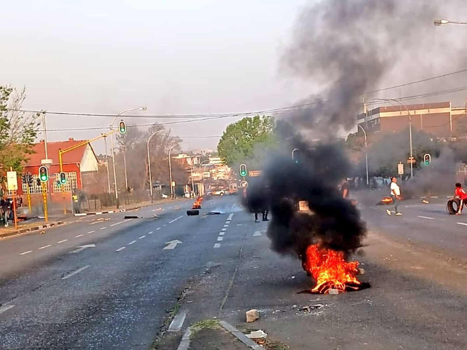 Police close Ontdekkers Road due to protests West Rand