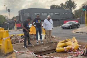 Hole on Oxford Road, Johannesburg continues to spark outrage and delayed responses from the City