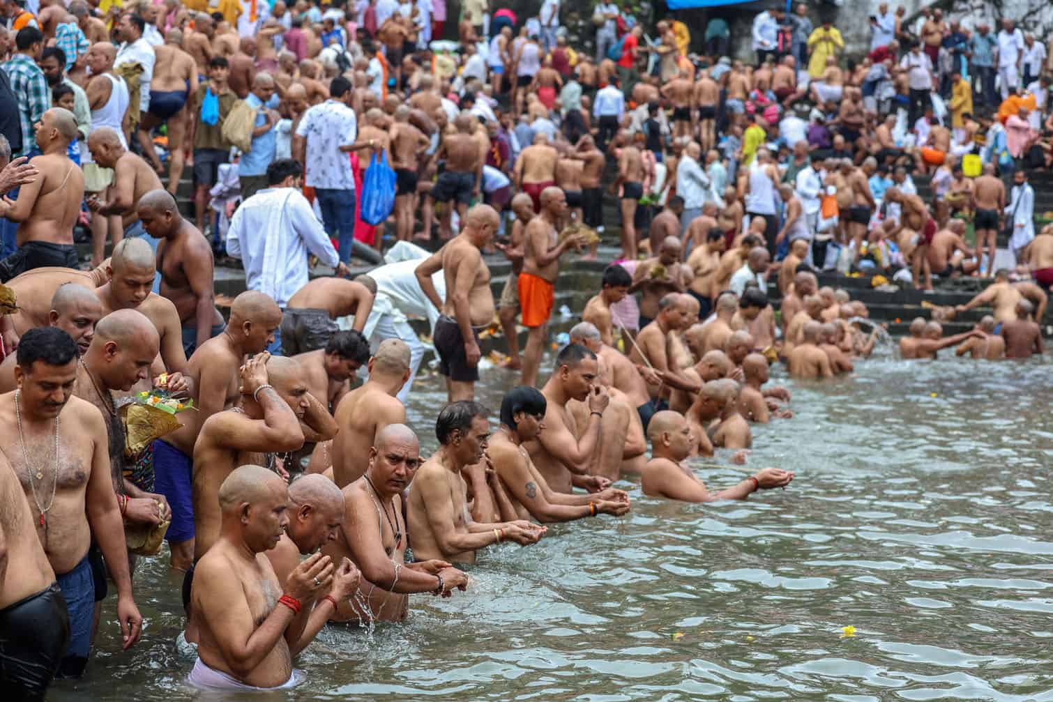 Hindus in Mumbai perform Tarpan rituals on Mahalaya