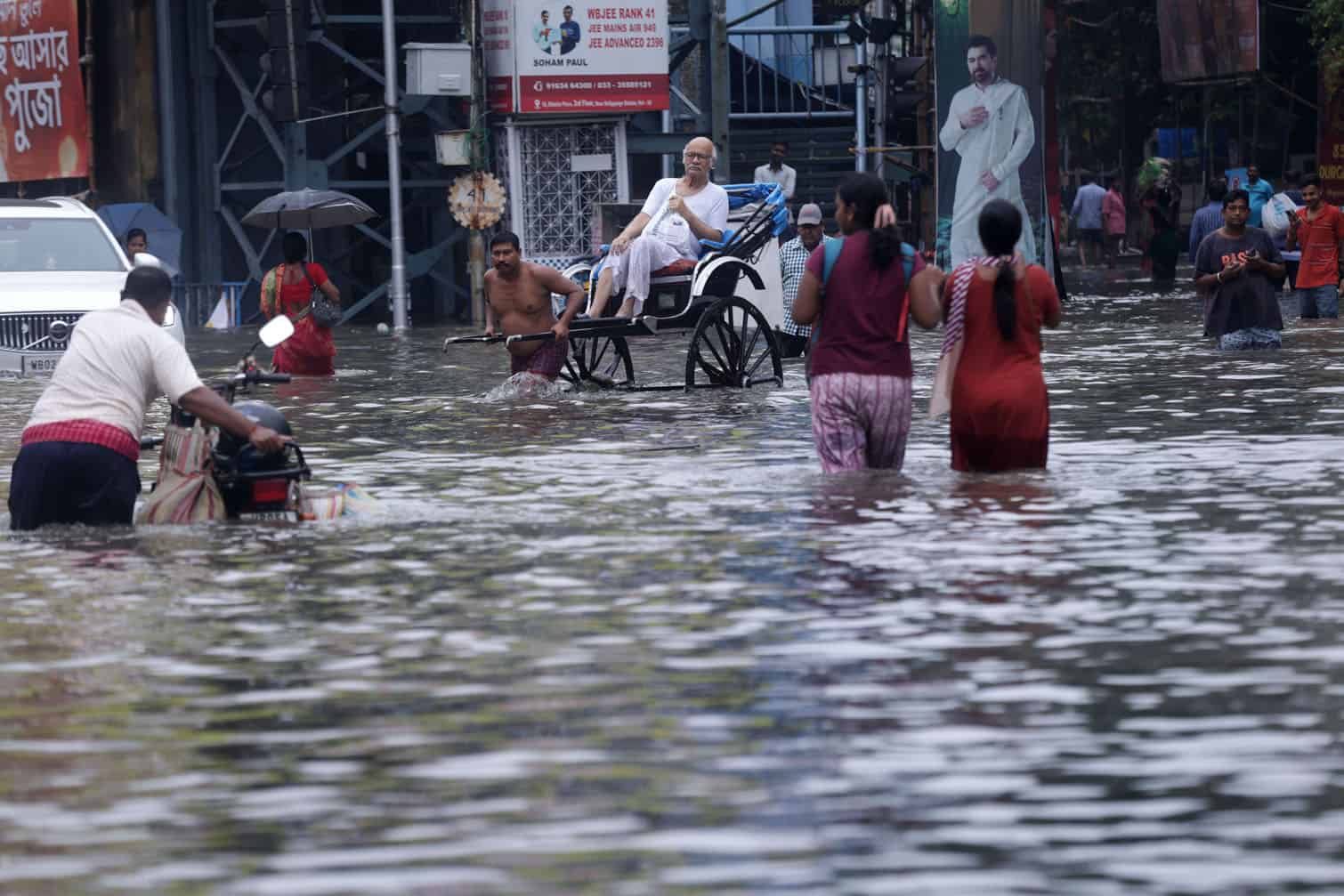 Torrential rains cause disruptions in Kolkata