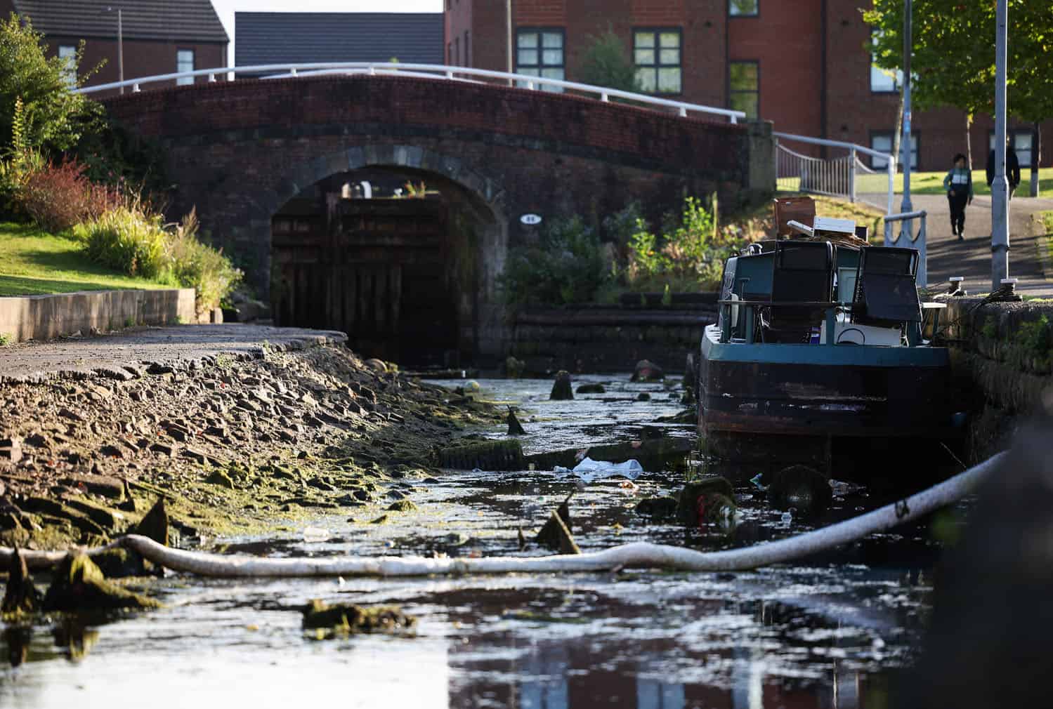 Boats stranded as Manchester canal runs dry
