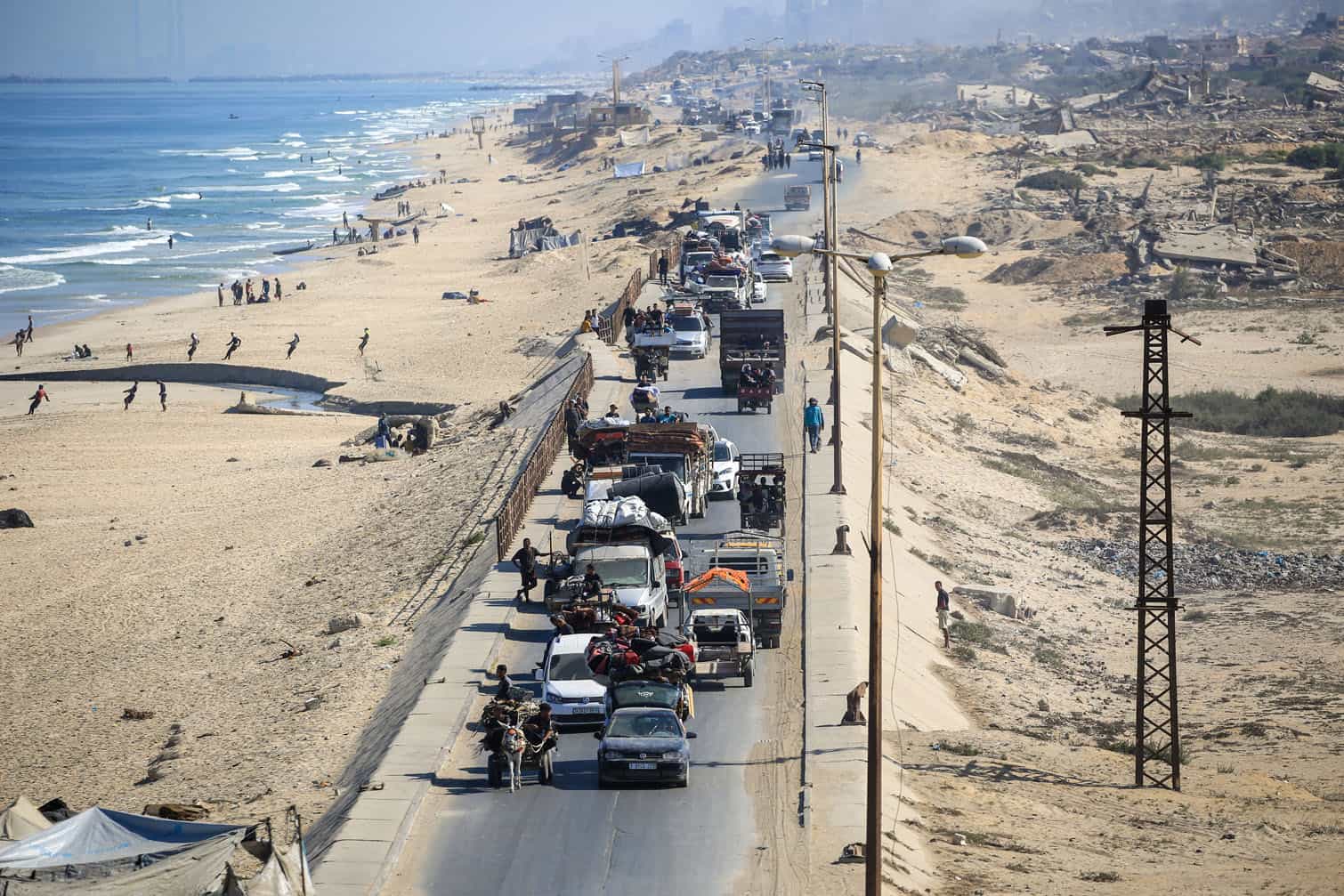 Palestinians transport their belongings