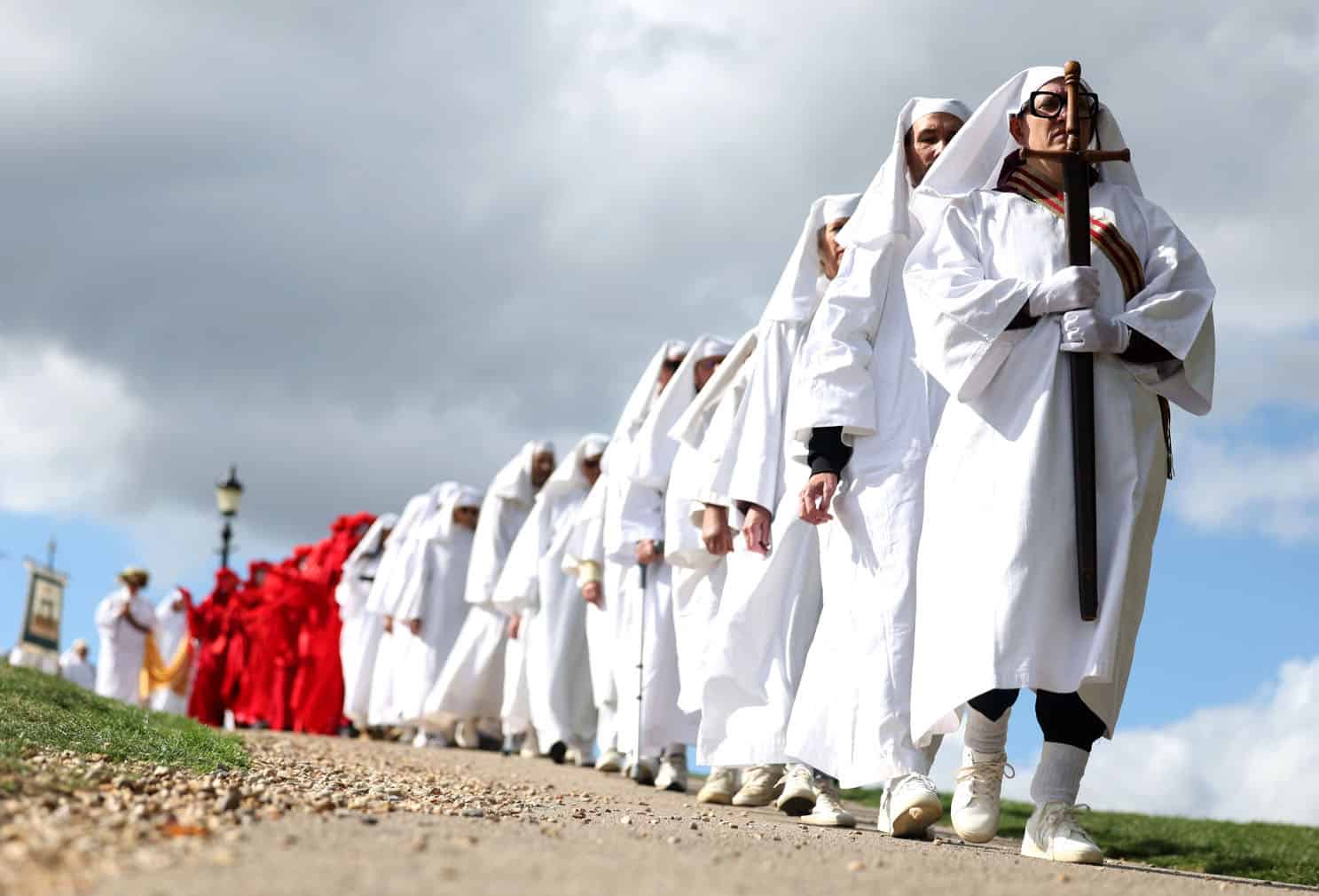 Druids mark autumn equinox in London's Primrose Hill
