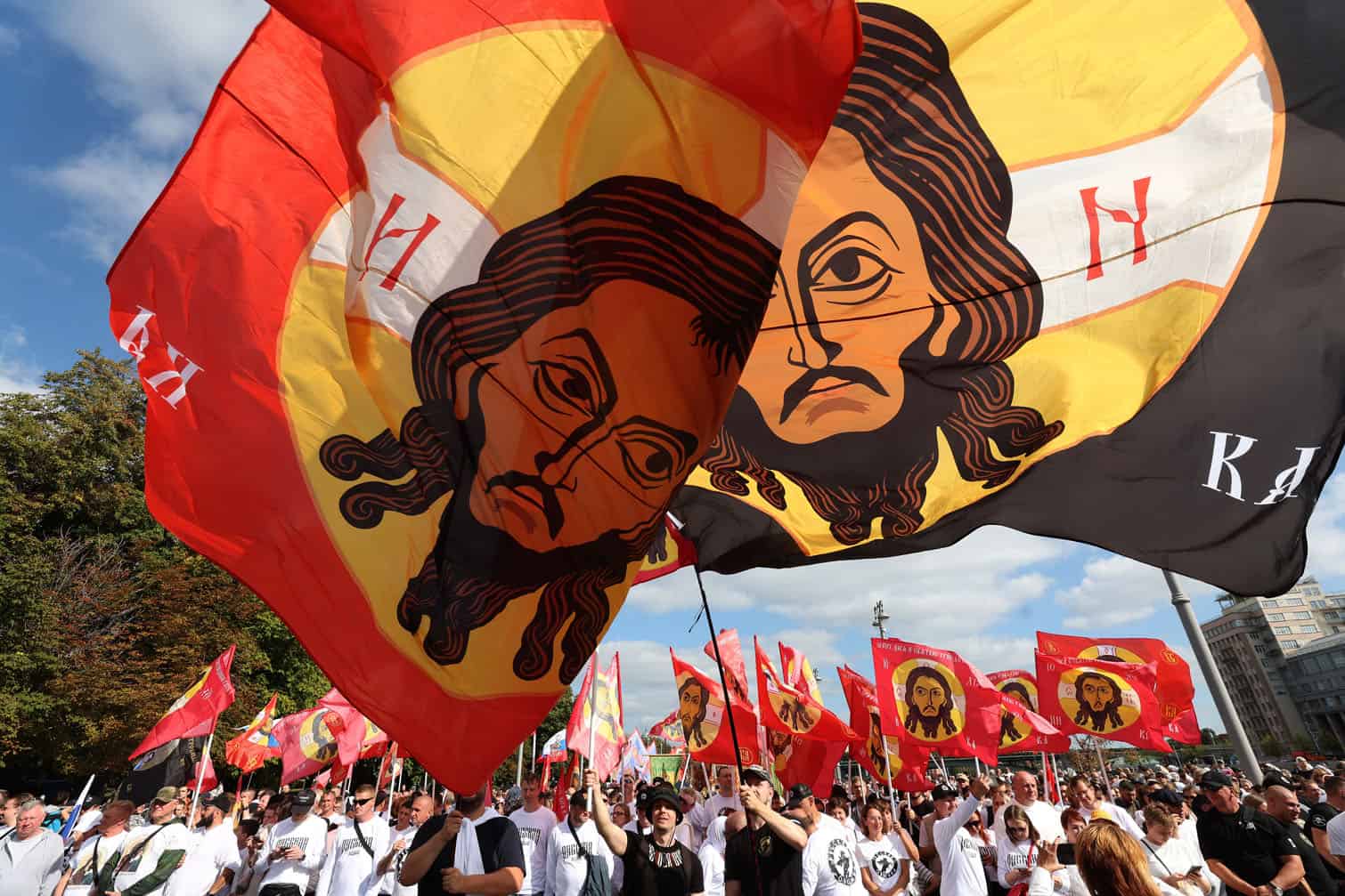 Russian Orthodox take part in Moscow-wide religious procession