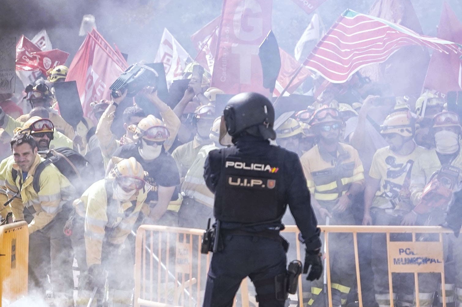 Firefighters rally against precarious conditions and workforce reductions