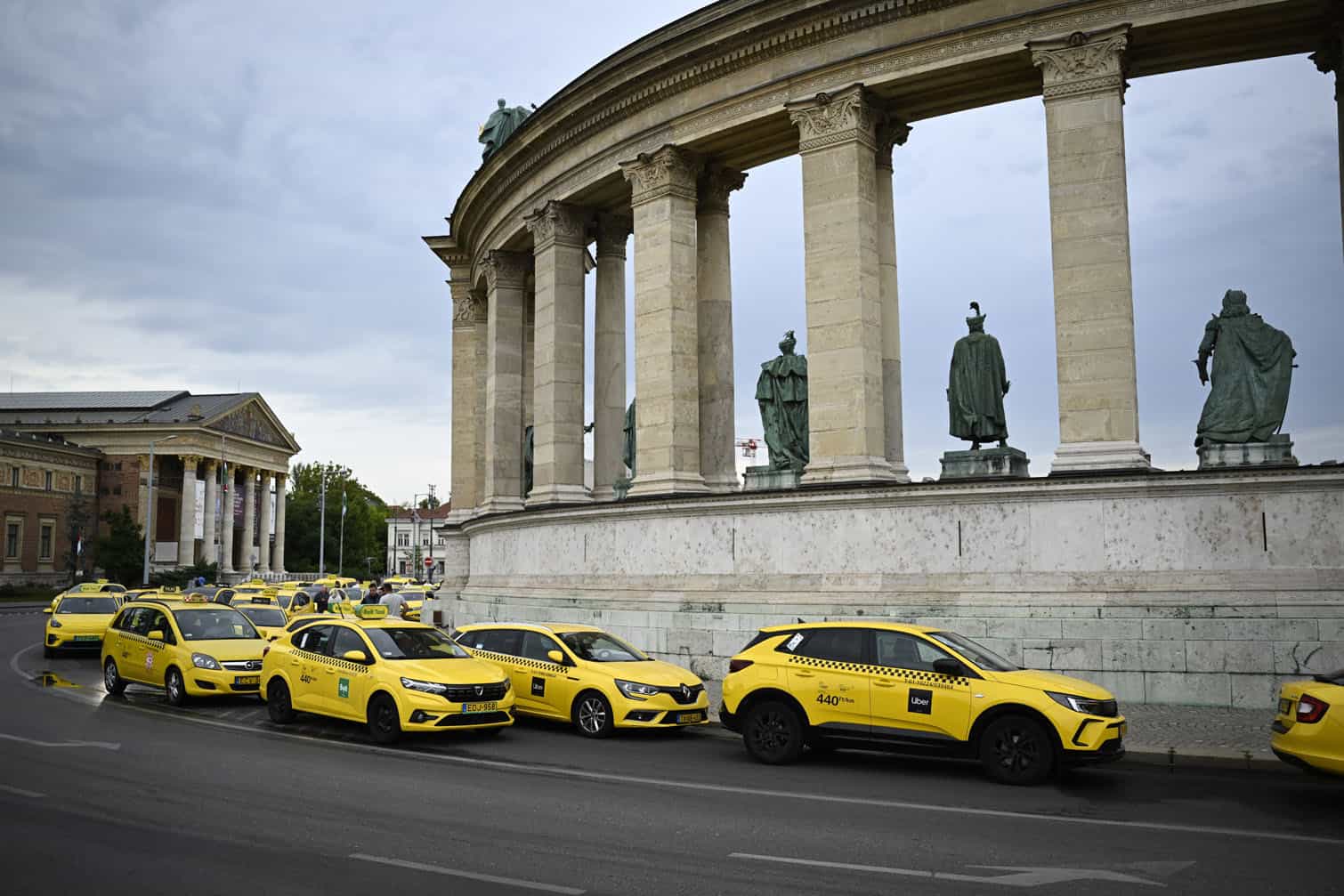Taxi drivers protest against Budapest's taxi ordinance