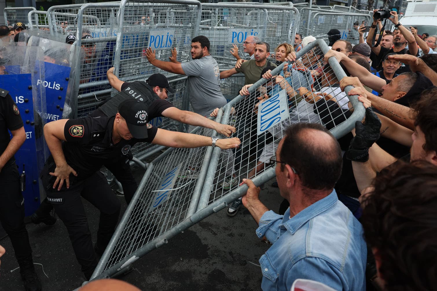 Turkey's police set up barricades around main opposition Istanbul headquarters