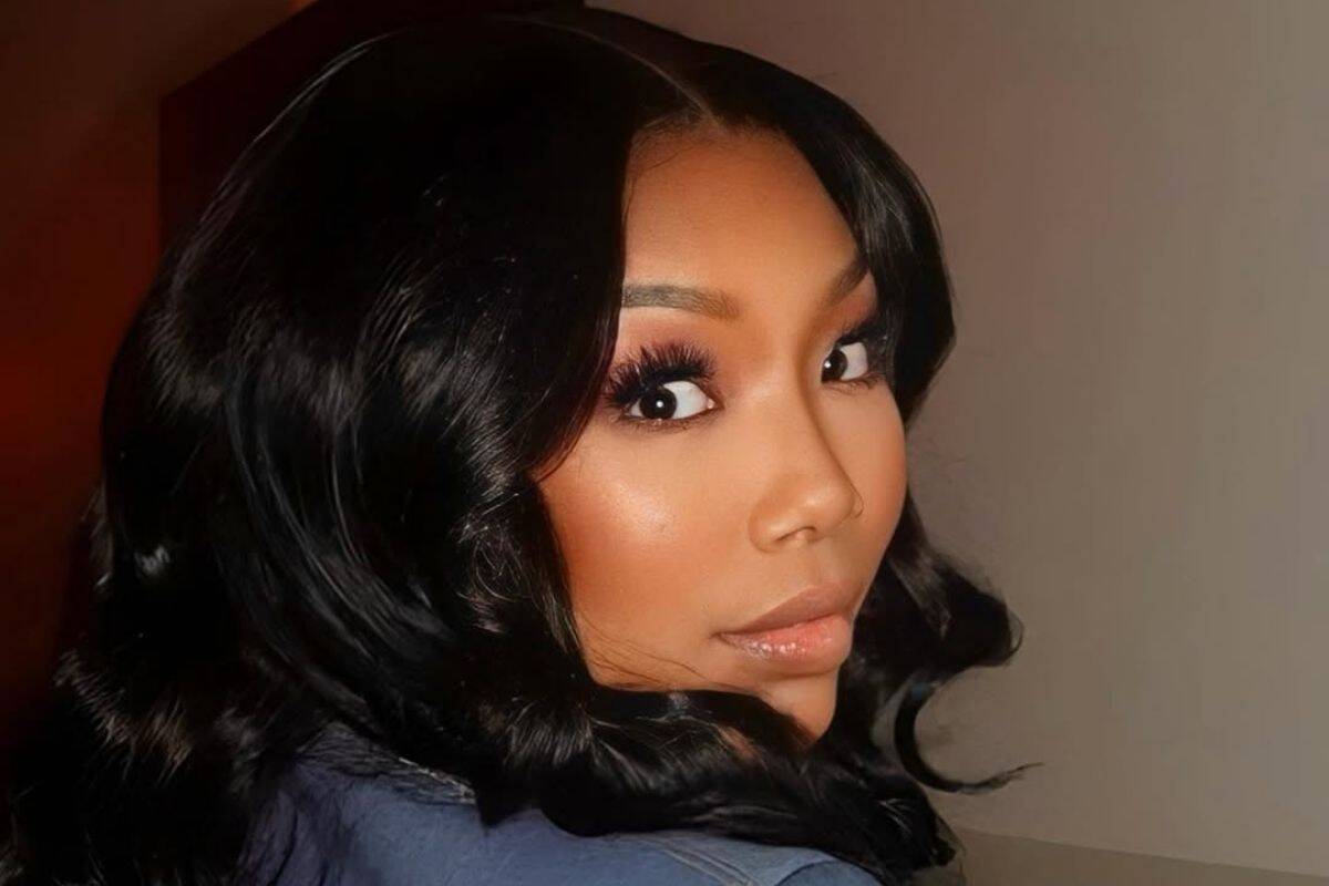 Brandy walks off stage