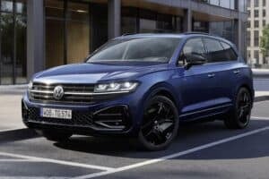 Wagon Volkswagen ID.7 in deep blue parked in an urban setting.