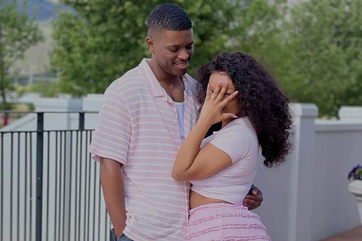 Rorisang Mohapi showing off her engagement ring