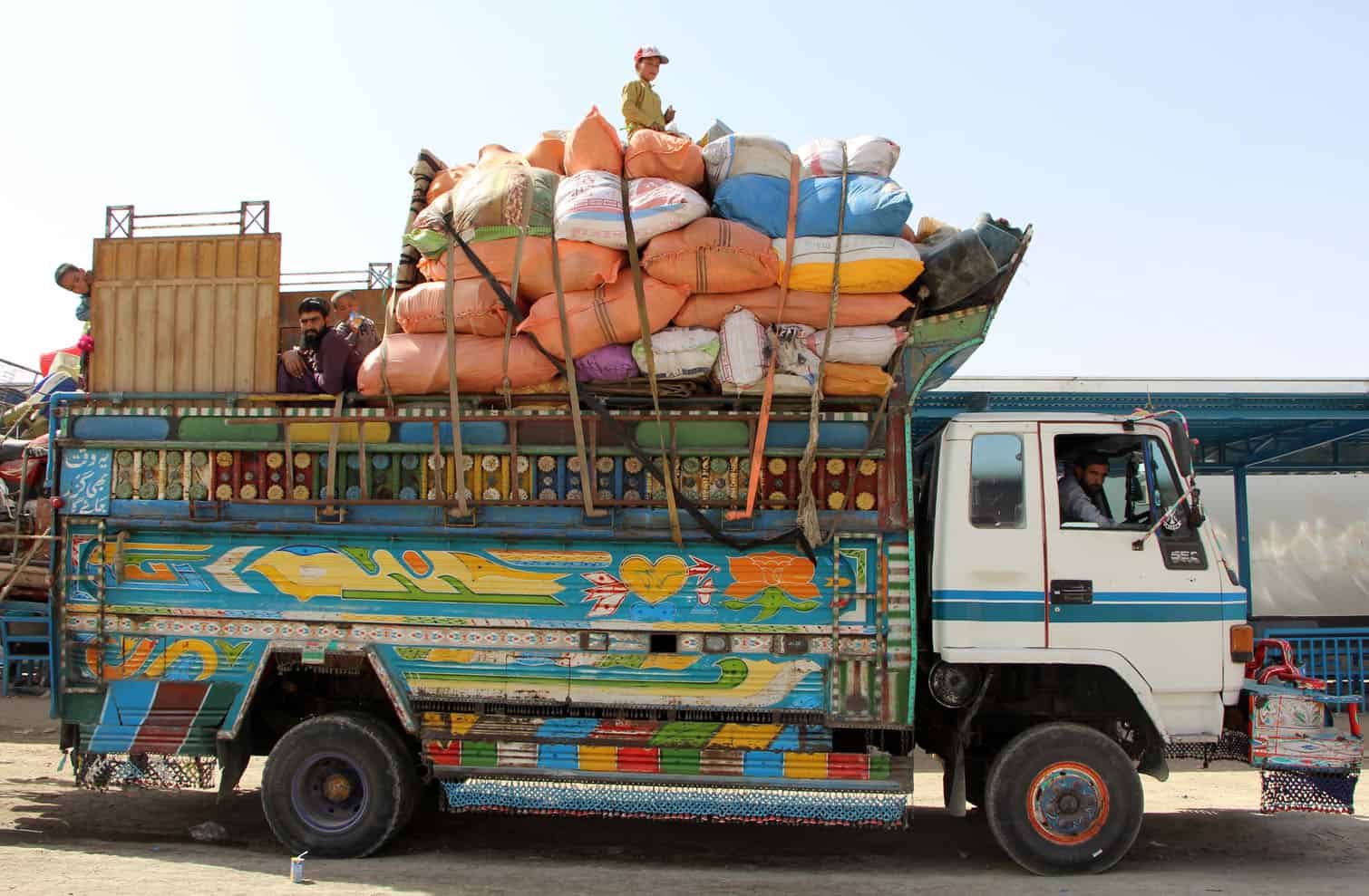 Afghan refugees return from Pakistan in Spin Boldak