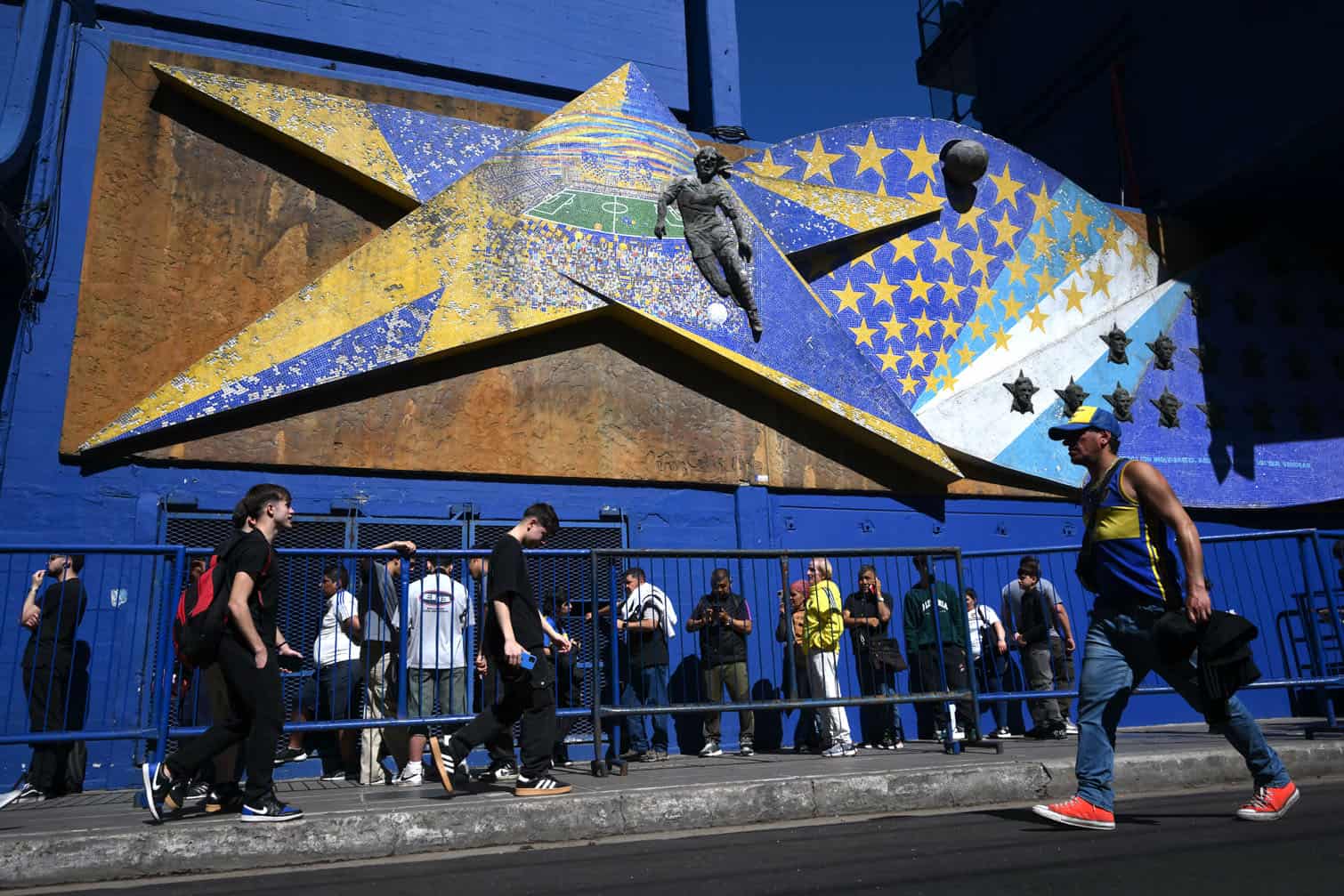 Football fans of late Argentine coach Miguel Ángel Russo