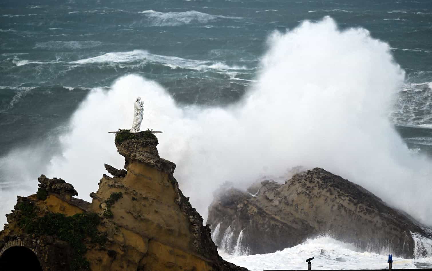Waves crash rocks near the "Rocher de la Vierge"