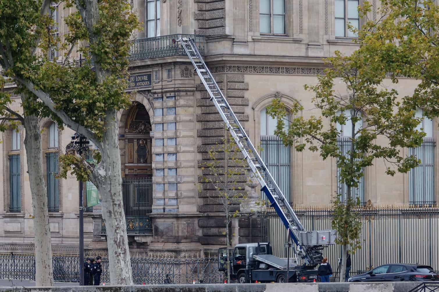 Louvre museum in Paris closed after robbery