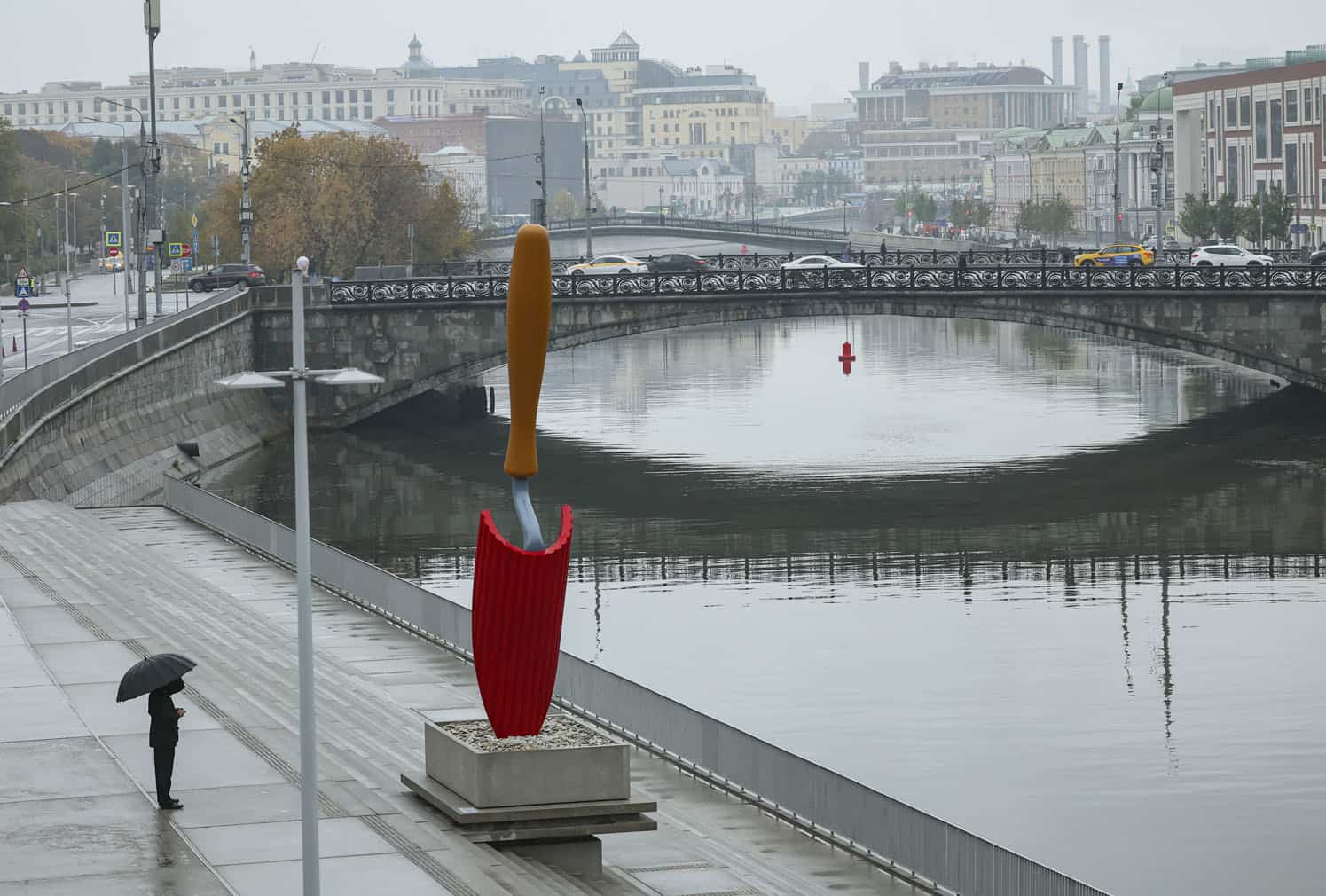 Sculpture 'Plantoir' by Claes Oldenburg and Coosje van Bruggen in downtown Moscow