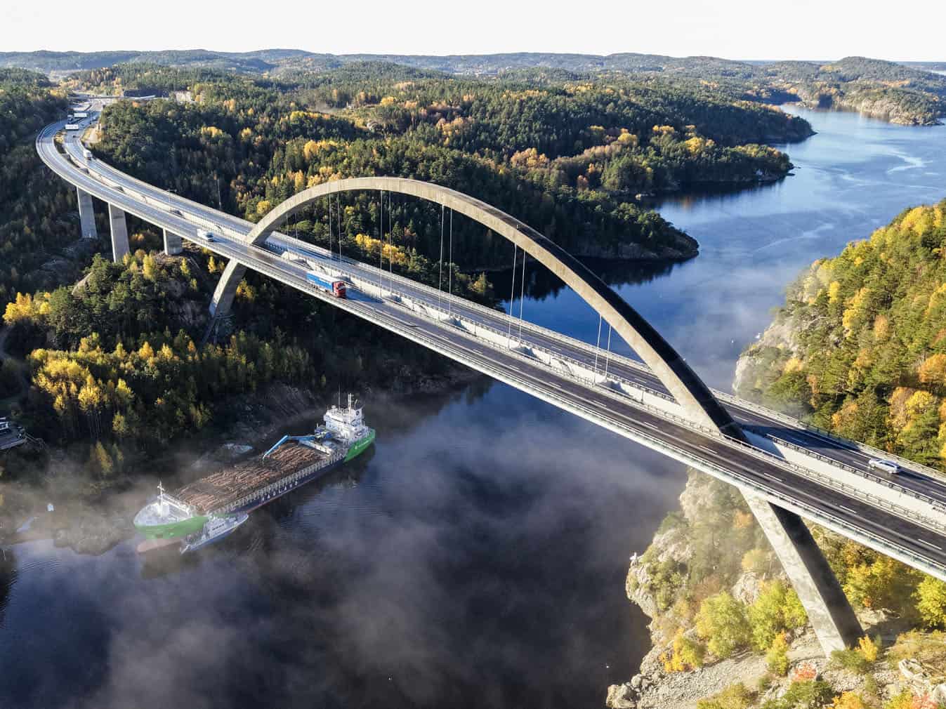 Norwegian timber vessel stuck under Svinesund Bridge