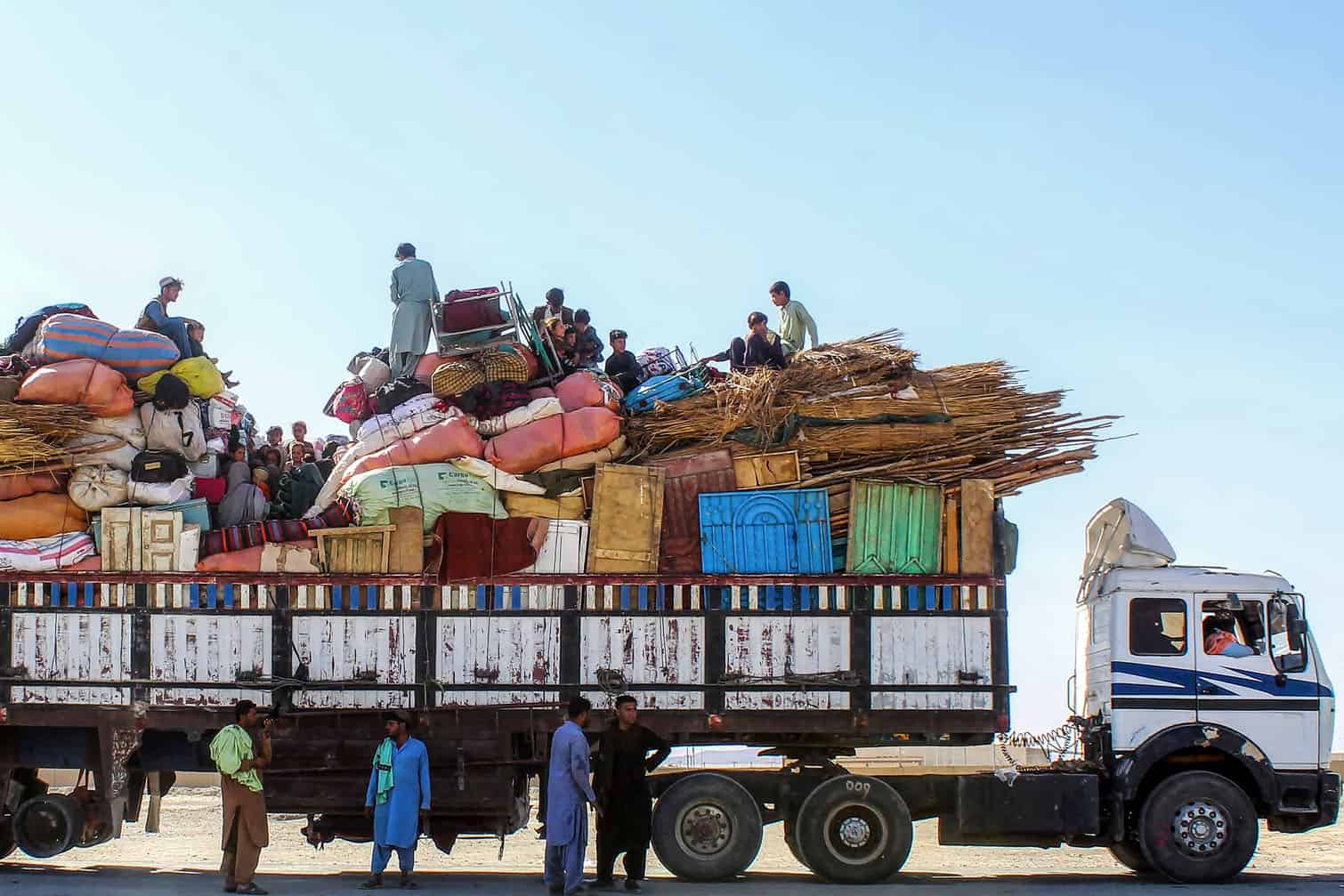 Afghan refugees en route to Afghanistan