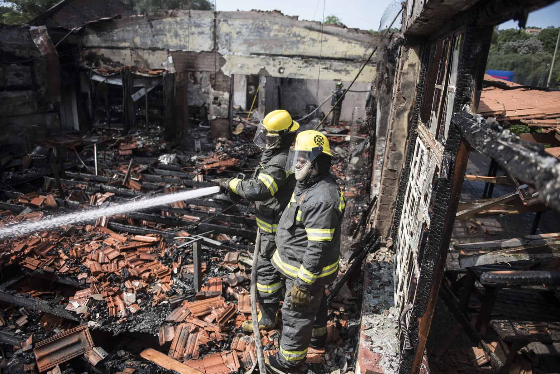 Firefighters at the Zoo Lake Bowls Club on 1 October 2025. Picture: Michel Bega/The Citizen